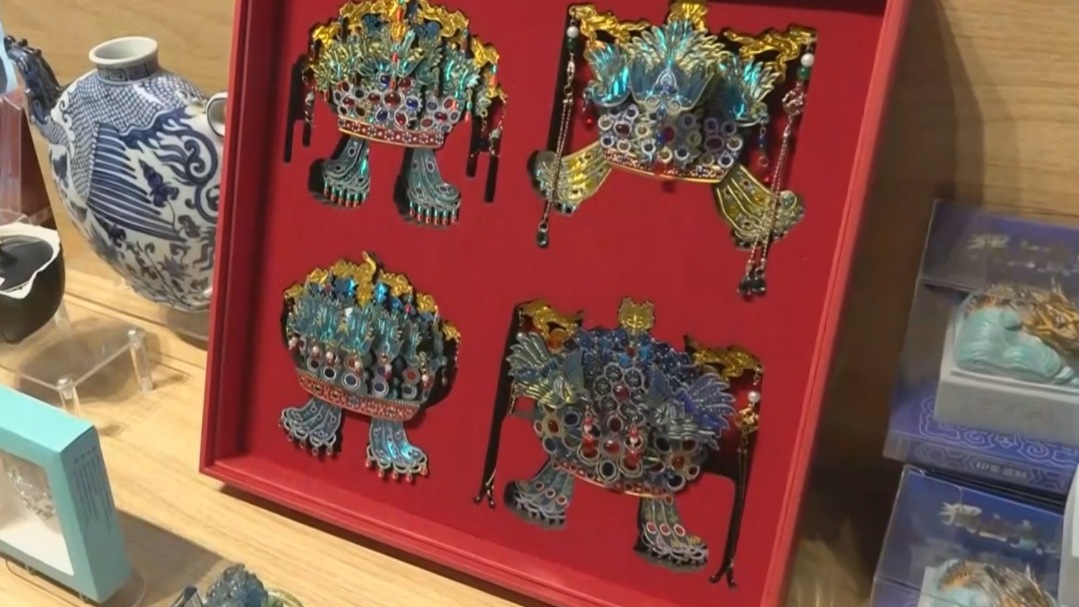 文创之光绽放时代新韵 北京文化论坛精品文创展区引人关注 文创之光绽放时代新韵 北京文化论坛精品文创展区引人关注