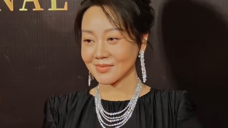 闫妮亮相澳门电影节红毯 网友:今天是优雅黑天鹅 美滴很 闫妮亮相澳门电影节红毯 网友:今天是优雅黑天鹅 美滴很