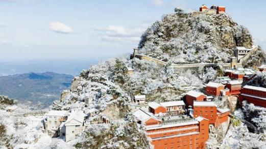 冰雪武当迎大寒，仙山雪韵绘国风