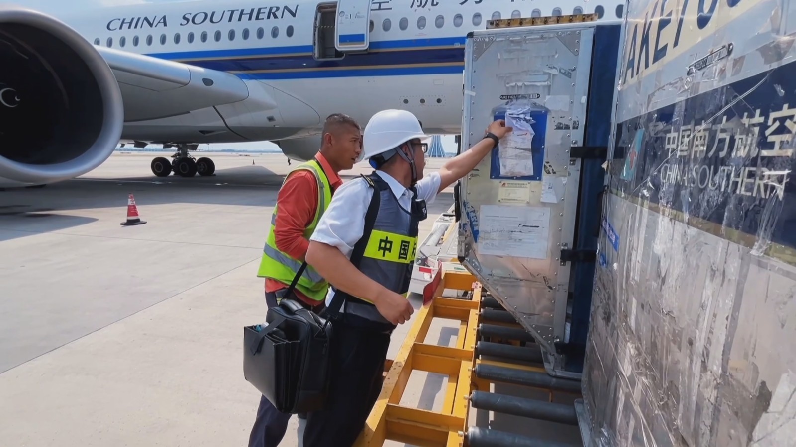 酷暑暴晒 停机坪上的海关航空器监管关员