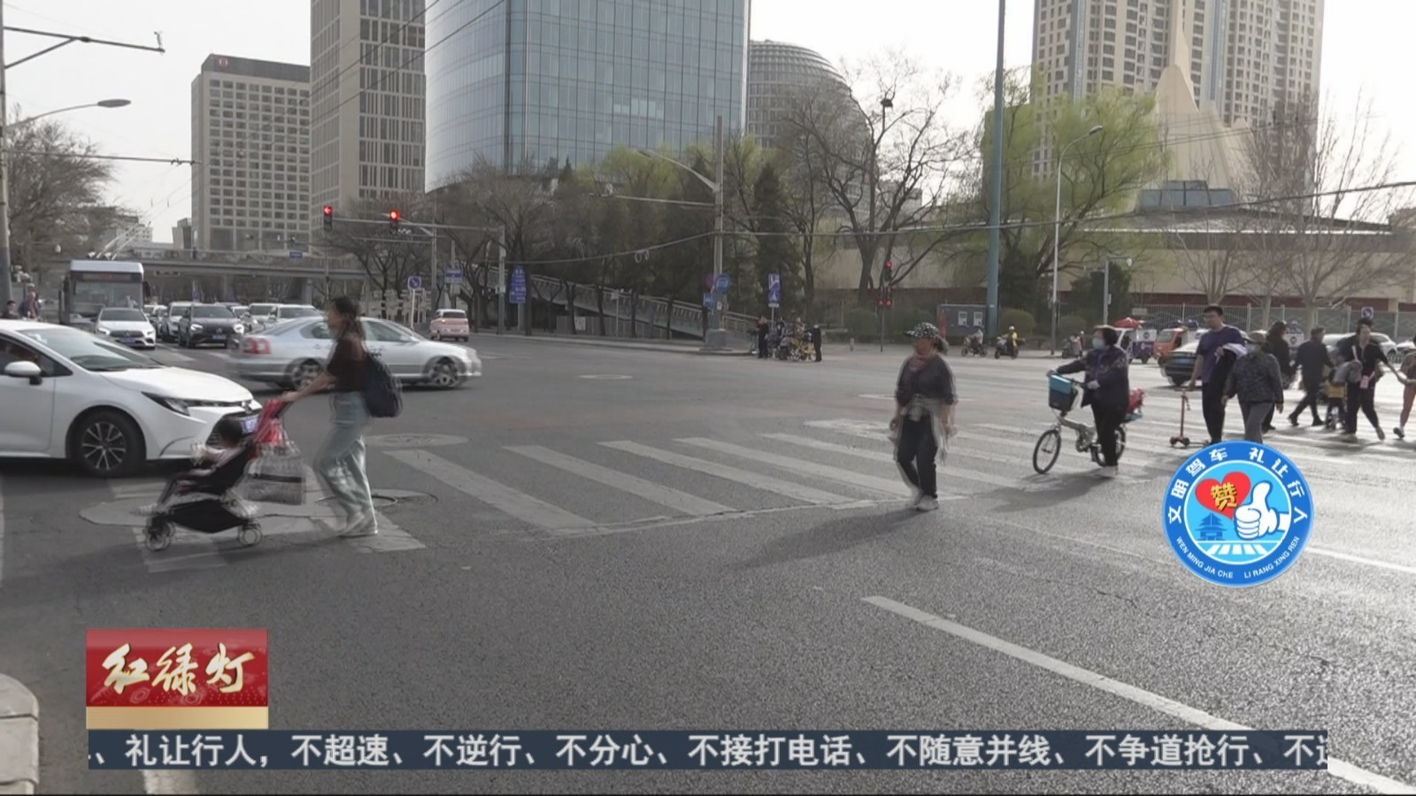 斑马线前不停车礼让 民警及时纠正