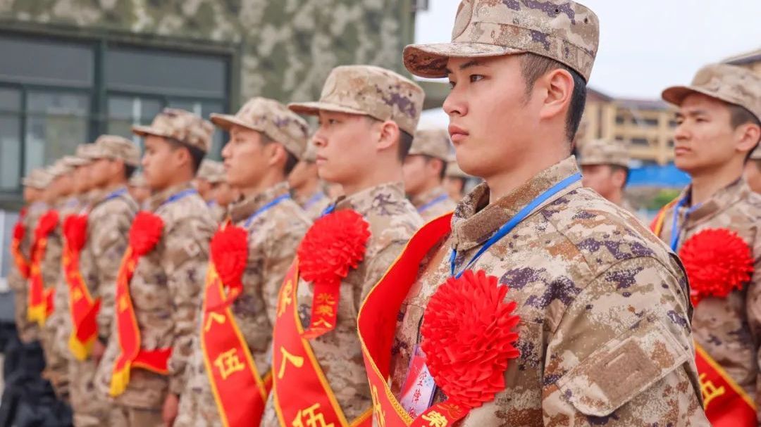 空降兵部队迎来“新鲜血液”