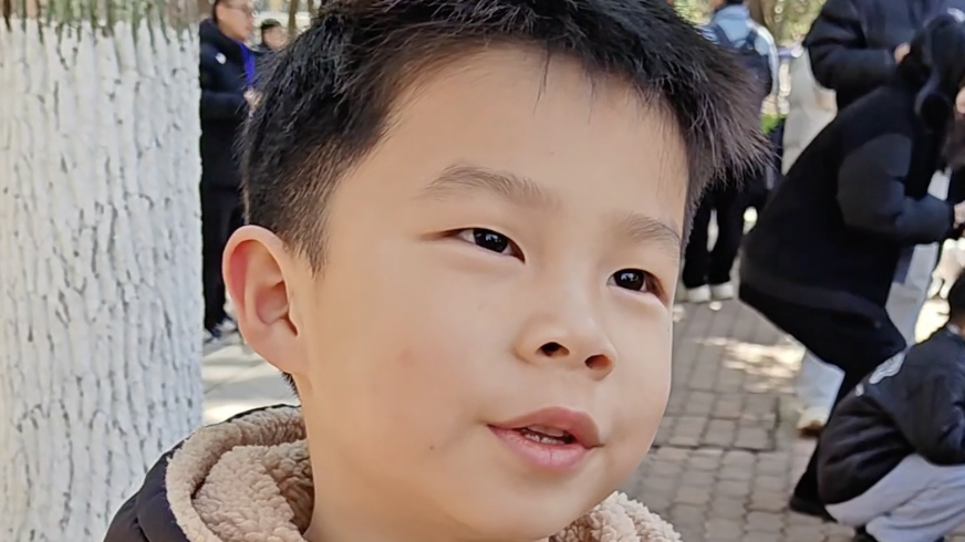 幼儿园小朋友随母亲悼念黄旭华院士 接受采访时一言一语令人振奋