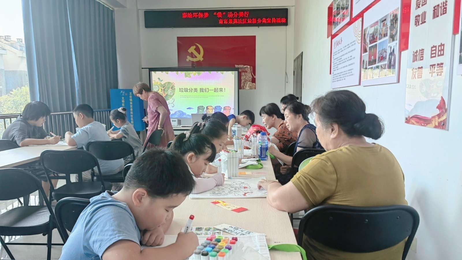 彩绘环保梦 “袋”动分类行 南宫景苑社区开展暑期垃圾分类宣传活动 彩绘环保梦 “袋”动分类行 南宫景苑社区开展暑期垃圾分类宣传活动