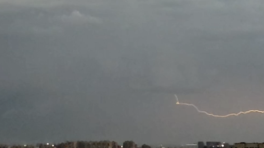 北京东南部上空频现闪电,傍晚雷电风雨变幻频繁 北京东南部上空频现闪电,傍晚雷电风雨变幻频繁