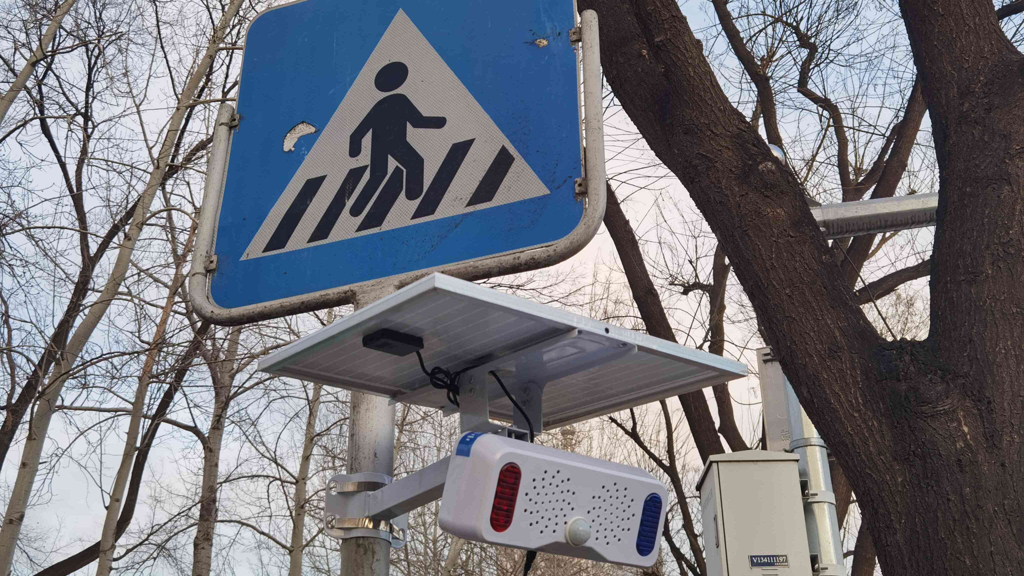 “会说话”的喇叭守护过街安全！昌平路口安装新设施