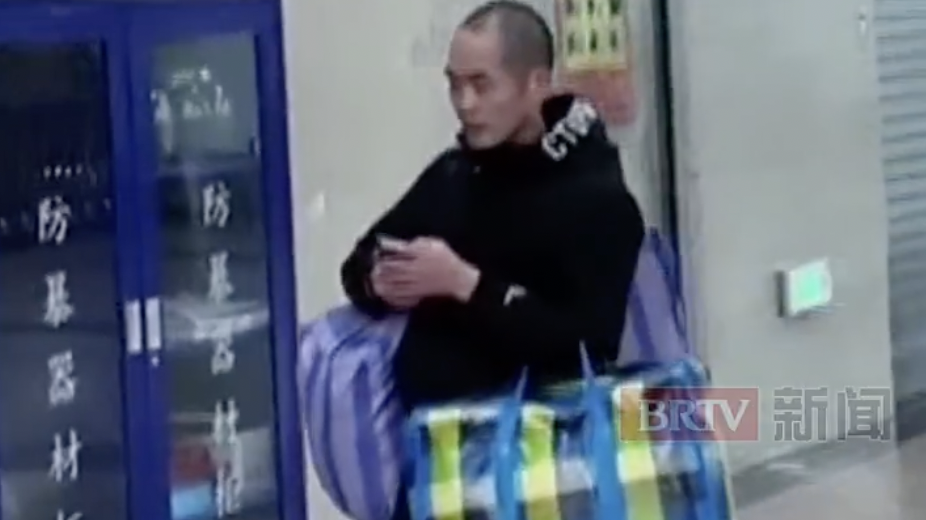 记者在车站偶遇一位背着大包小包行李的大哥，采访时他的话令人泪目