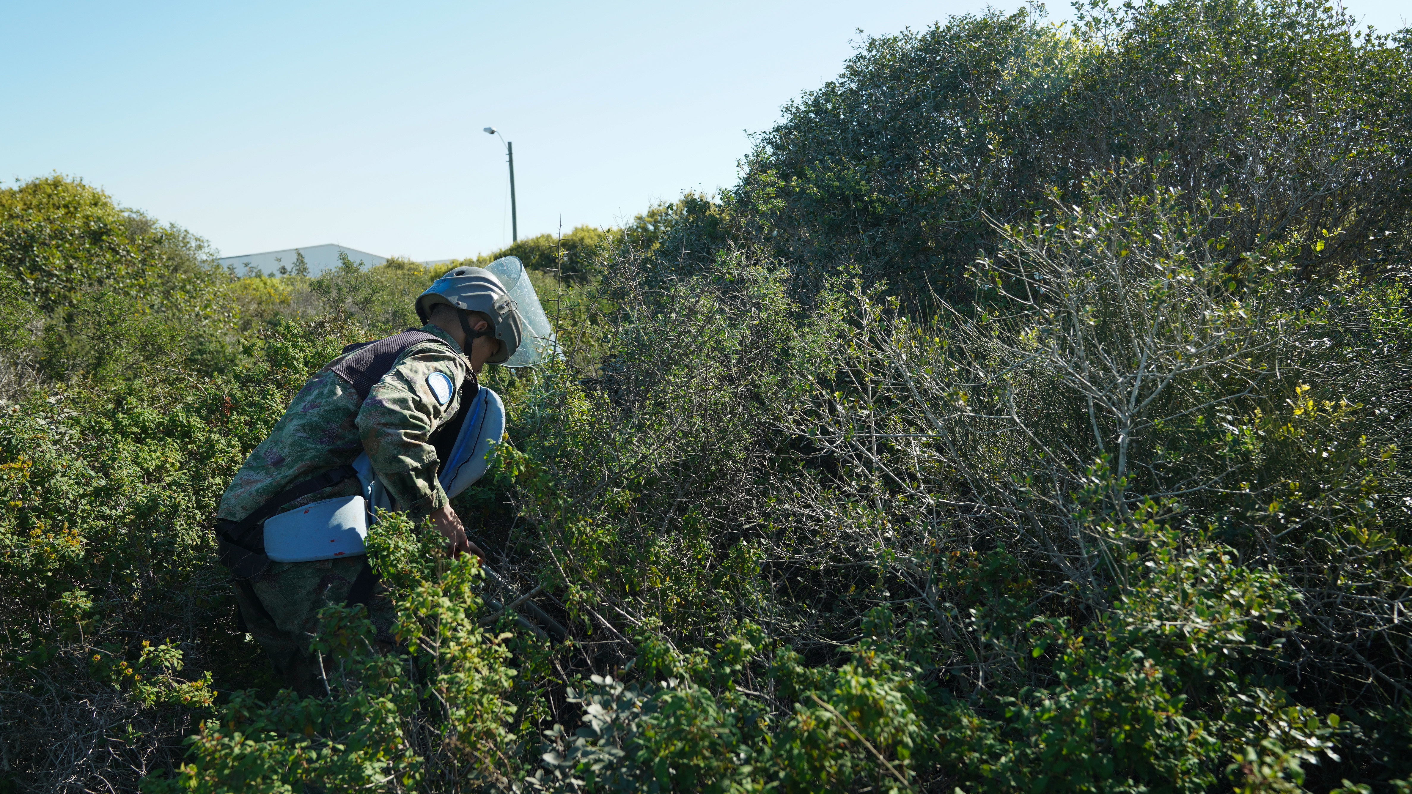 中国蓝盔高效协助印尼友军完成巡逻道路未爆物探测任务