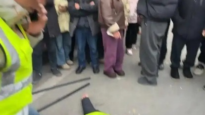 张家界一家长站护学岗时死亡 校方是否该担责引热议