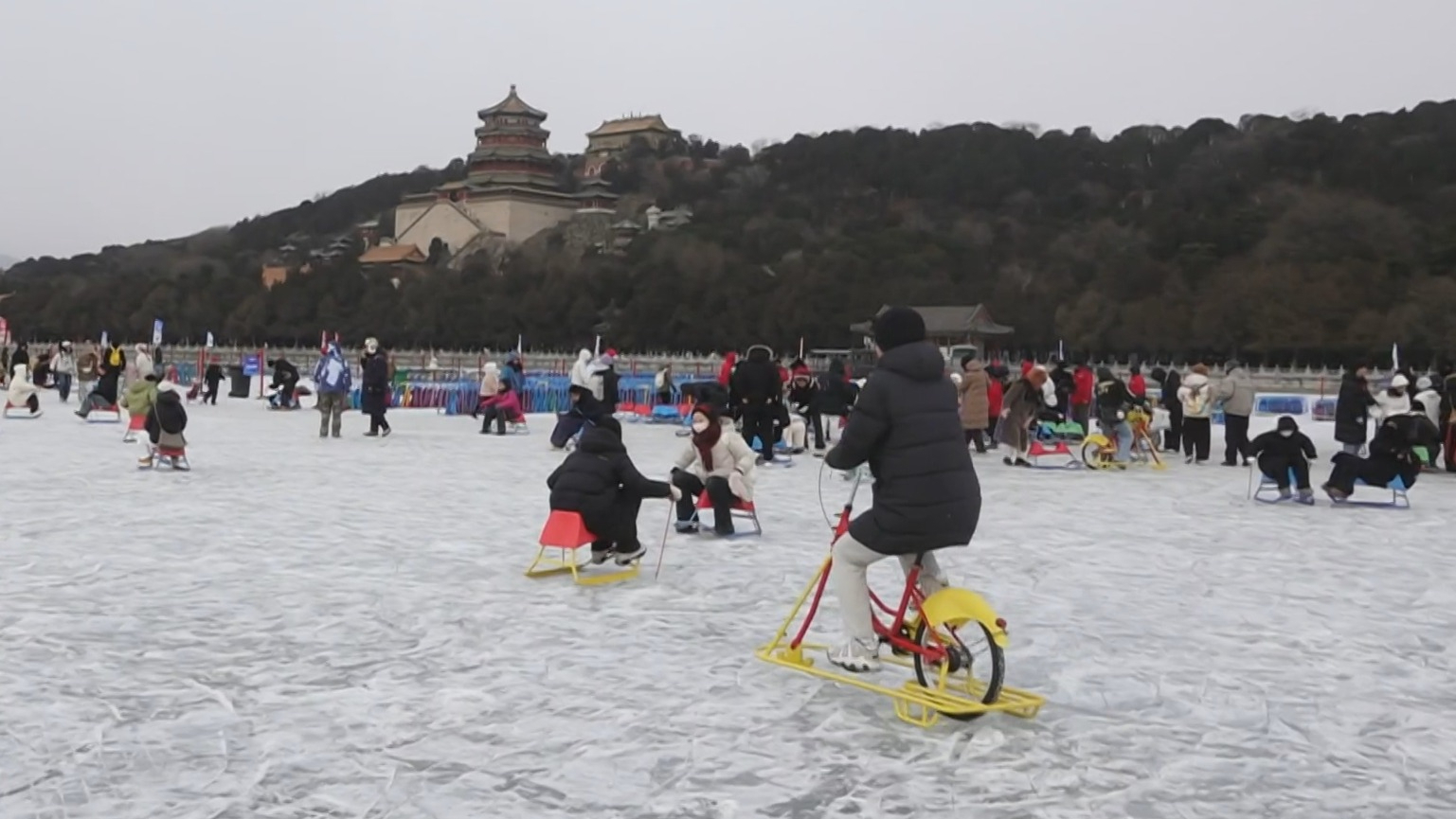 北京市属公园冰场开放 家门口奏响“冰上协奏曲”