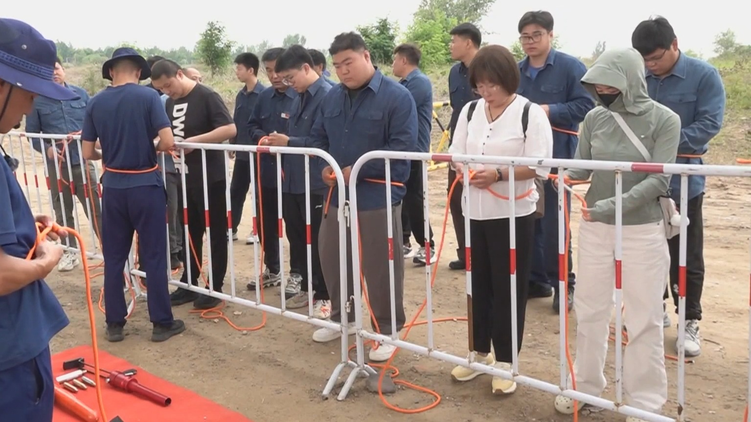 小细节能救命 消防员传授防汛救援技能