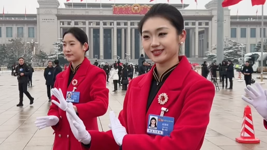 “红色礼宾”跳起手势舞迎接春天的盛会，新生希望在发芽……