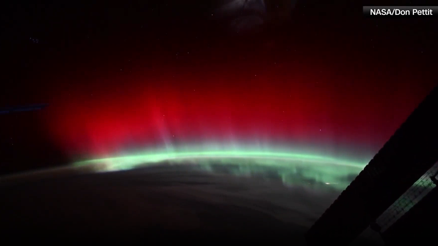 国际空间站宇航员拍摄到红色极光