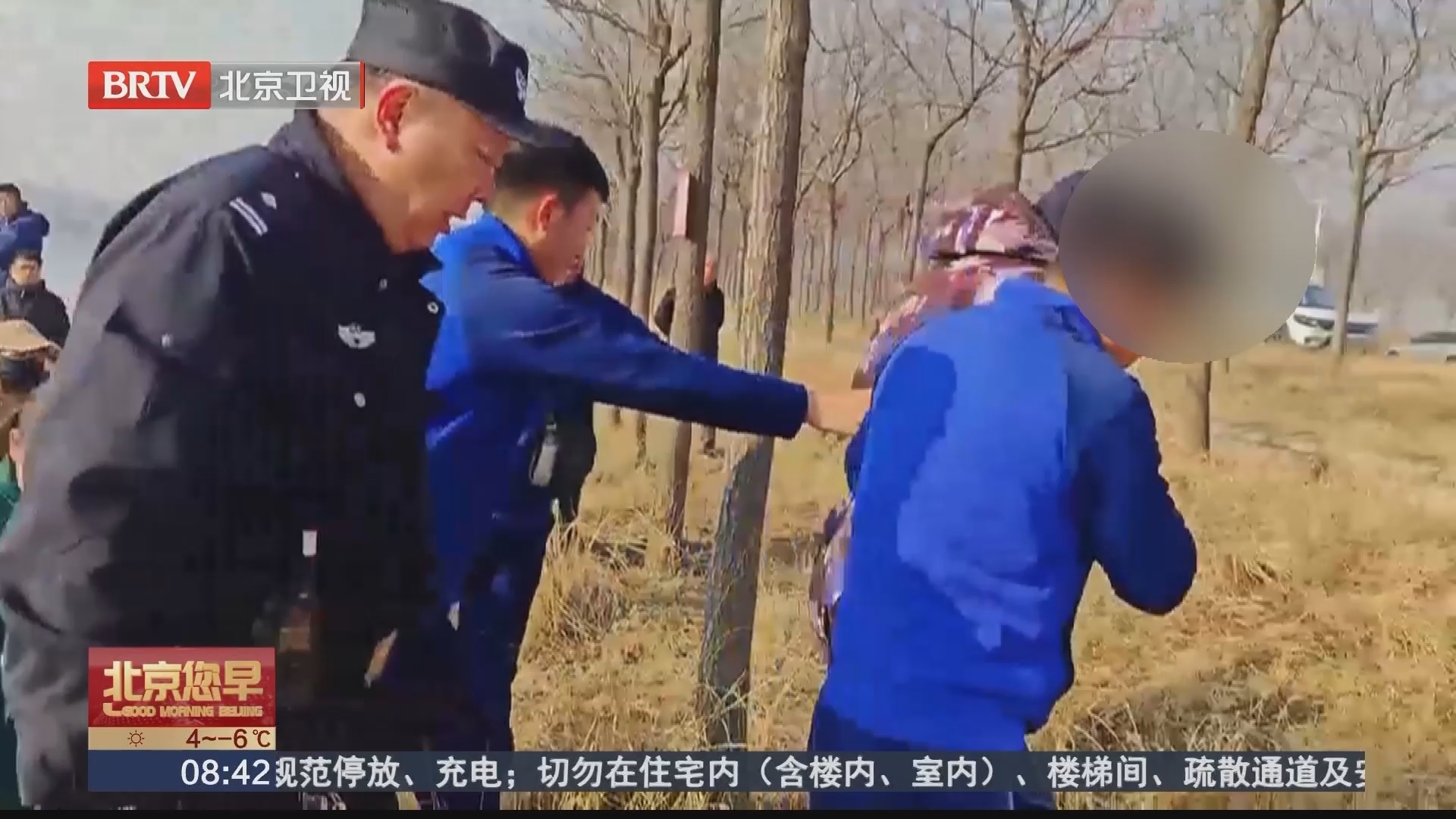 河北秦皇岛 冰钓不慎落水 消防员肘部破冰救援