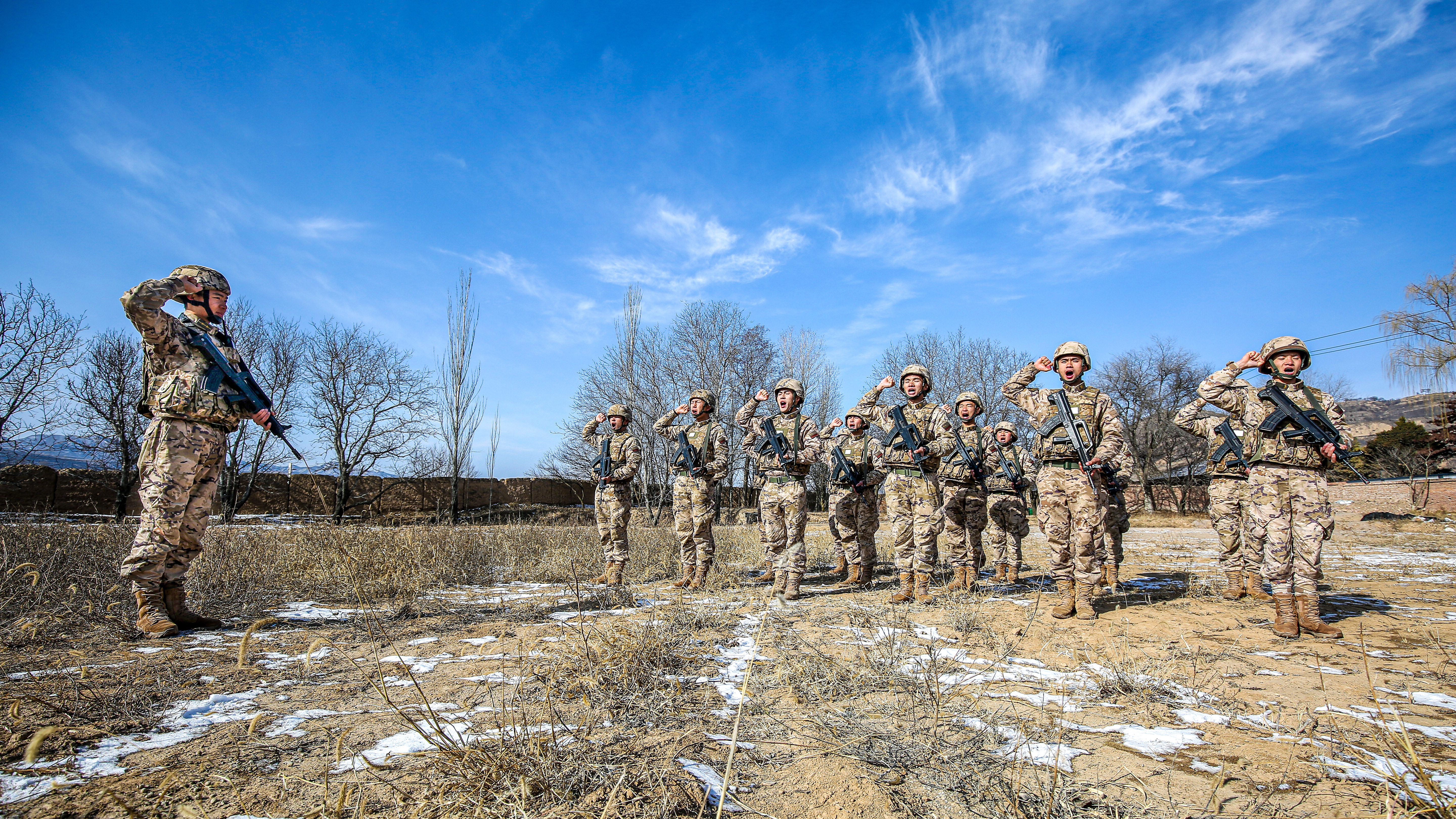 武警平凉支队组织官兵在训练间隙进行默哀宣誓 武警平凉支队组织官兵在训练间隙进行默哀宣誓
