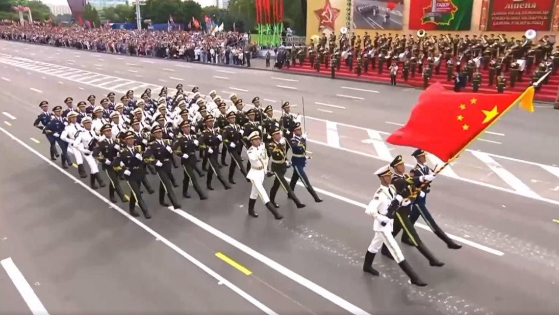 中国排面！解放军仪仗分队亮相白俄罗斯阅兵式_北京时间
