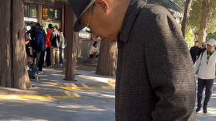 北京大爷在颐和园玉澜堂前写地书 看似轻松随意 实则几十年功夫 北京大爷在颐和园玉澜堂前写地书 看似轻松随意 实则几十年功夫