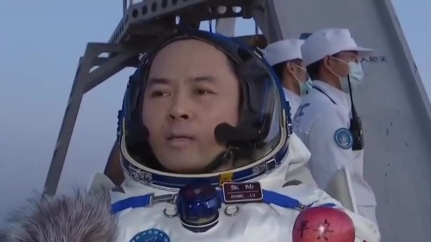 张陆带回了一个写着“平安”的苹果 张陆带回了一个写着“平安”的苹果