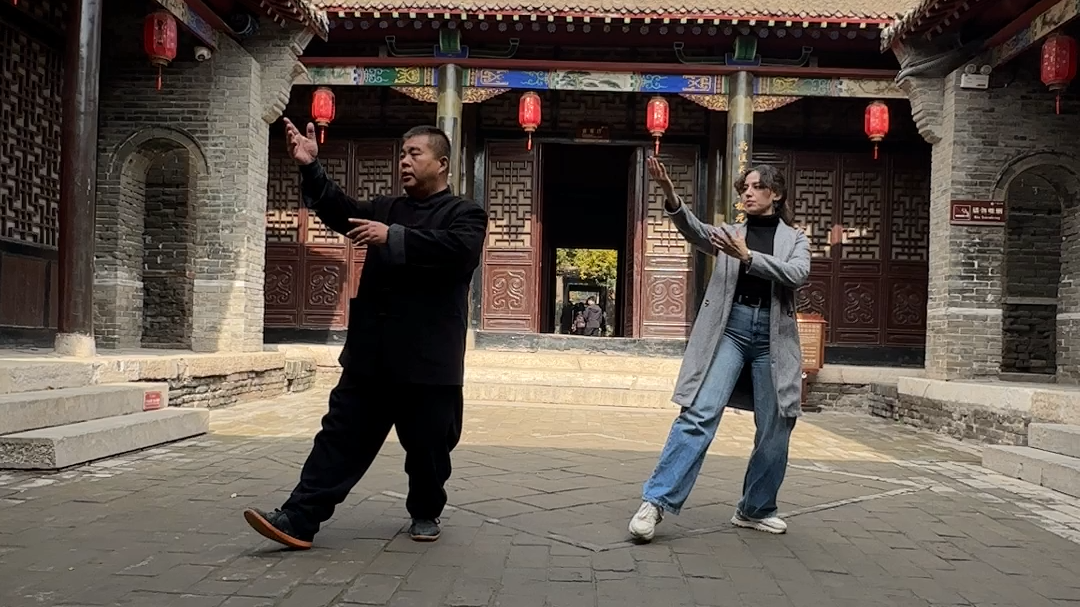 黎巴嫩姑娘广府古城学太极 黎巴嫩姑娘广府古城学太极