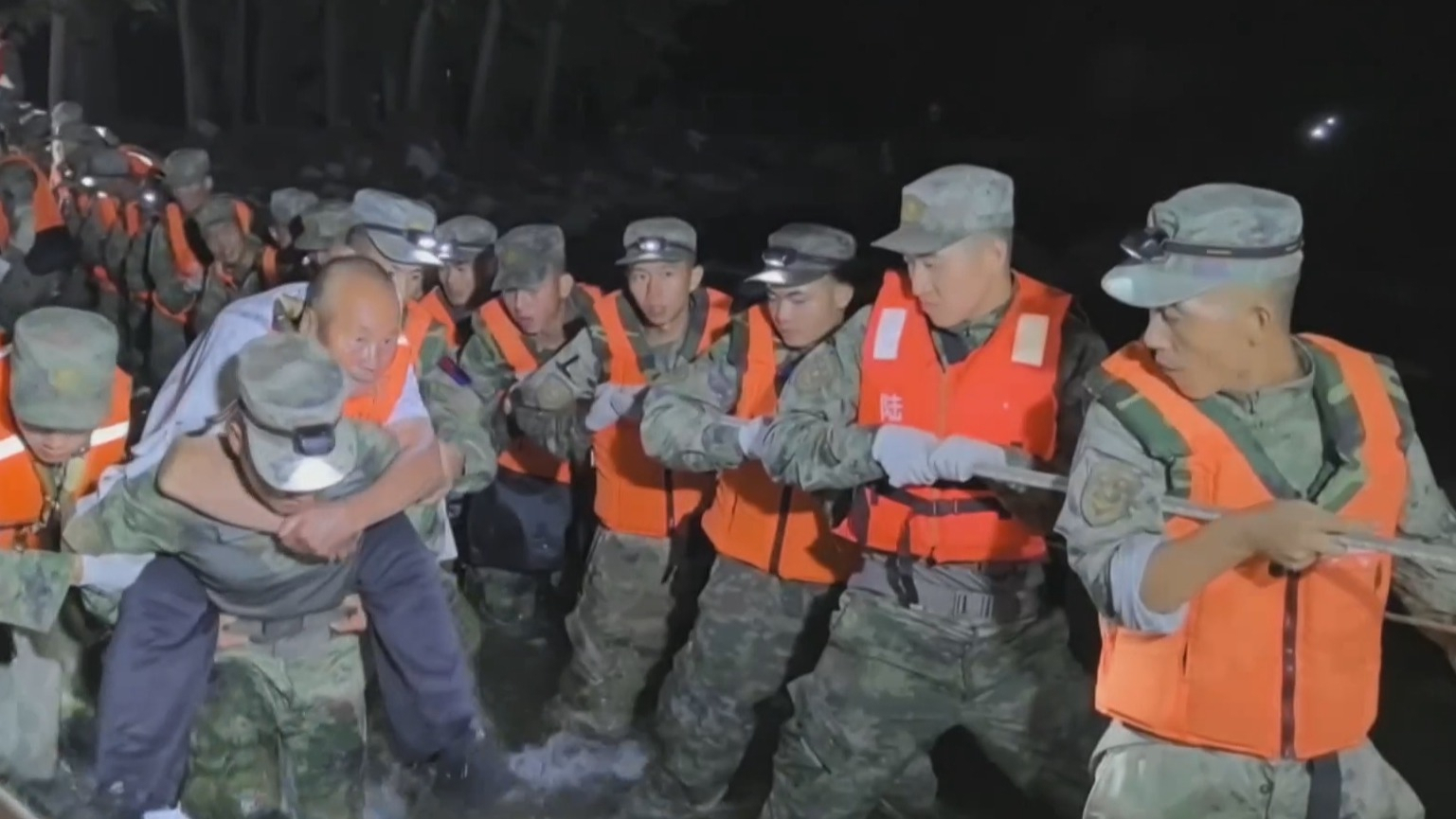 北京卫戍区官兵破险成功救出66名群众