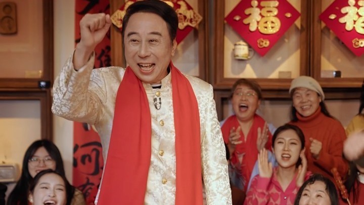 北京台春晚冯巩带来相声《他还是个孩子》，开场还是那句标志性的台词