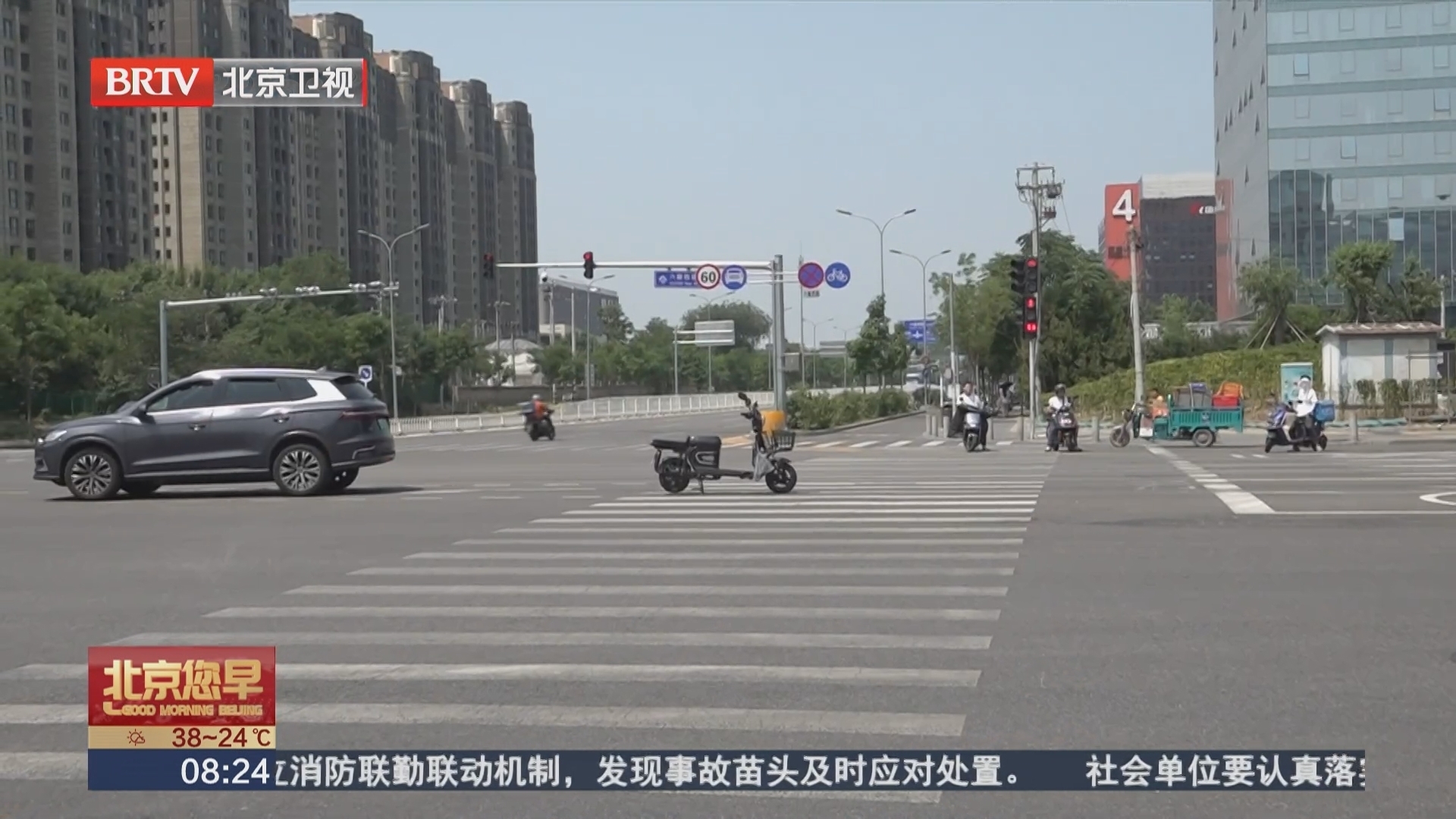 只看导航不看灯 外卖骑手闯红灯惹事故