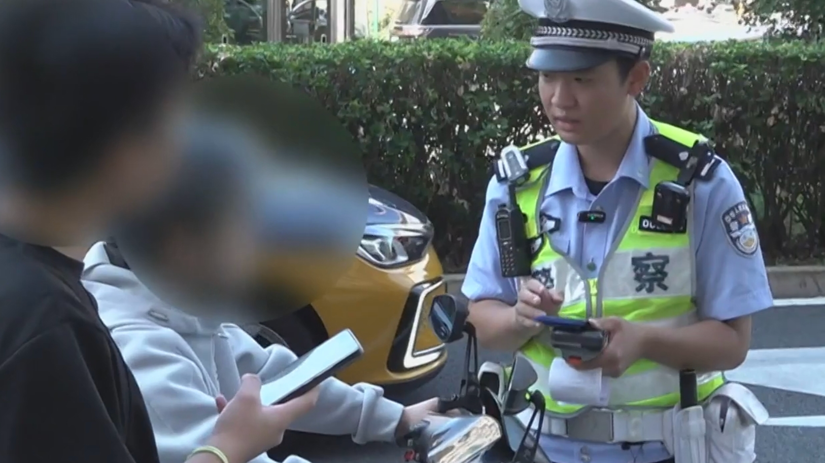 电动自行车违法载人 隐患重重
