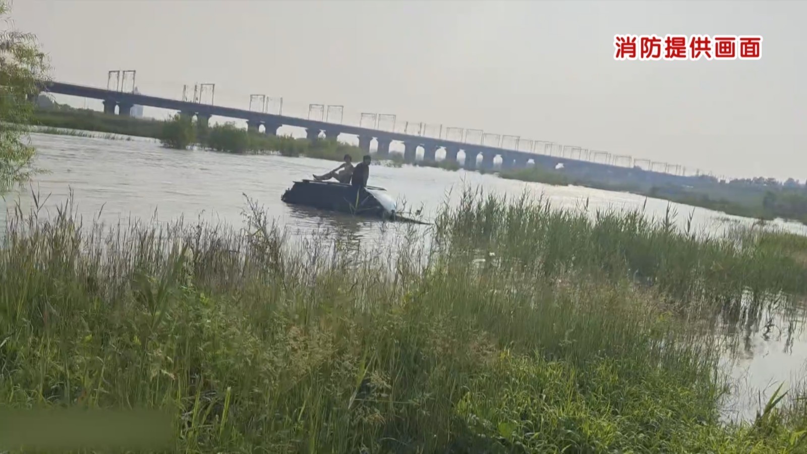 越野车搁浅河中 消防紧急救援 越野车搁浅河中 消防紧急救援