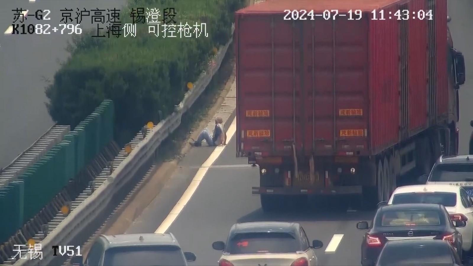 高速上卡车斜停挡道 司机机智救人 高速上卡车斜停挡道 司机机智救人