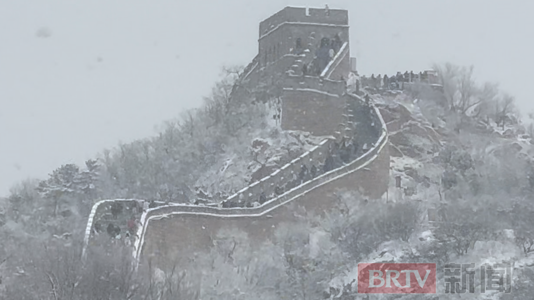 雪中的长城银装素裹，“望长城内外，惟余莽莽”在此刻具象化了！