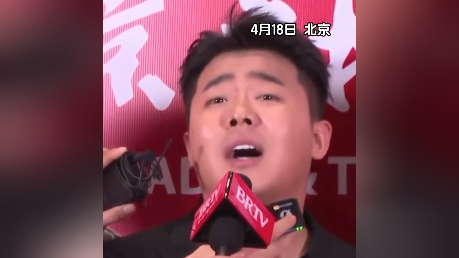 轮到新人演员张智超发言众人纷纷帮举麦