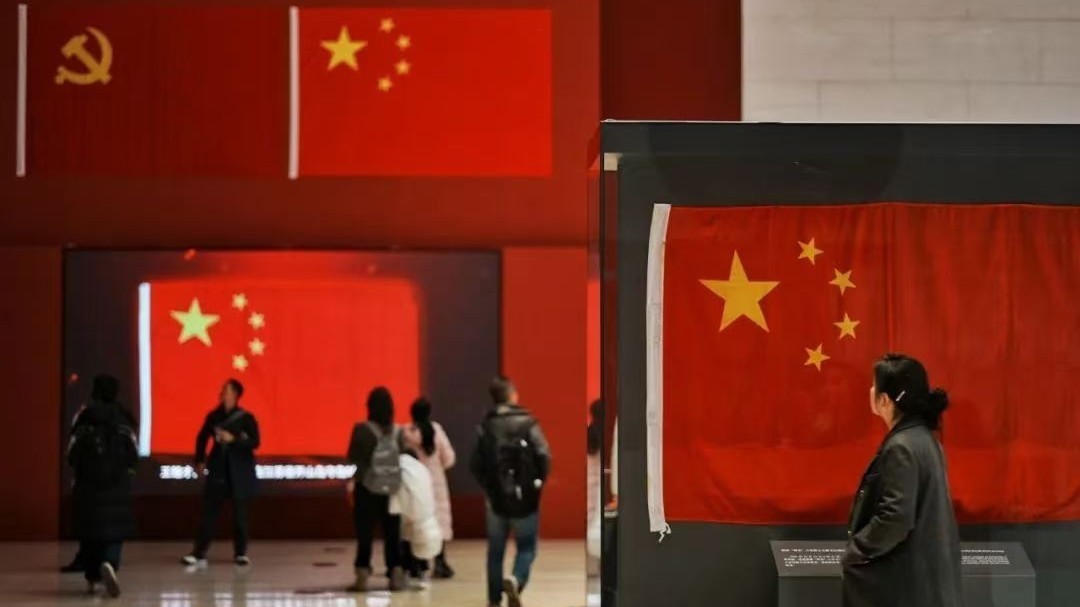 五星耀神州 红旗卷西风 搭乘“神六”的五星红旗亮相国博新展 五星耀神州 红旗卷西风 搭乘“神六”的五星红旗亮相国博新展