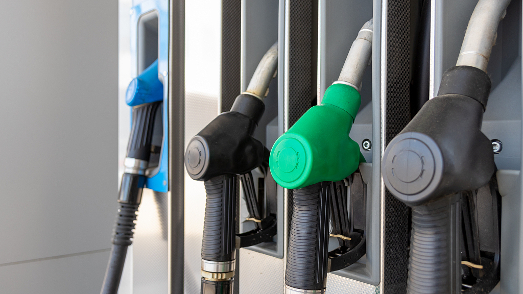 油价今晚将下调 加满一箱油少花3元 油价今晚将下调 加满一箱油少花3元