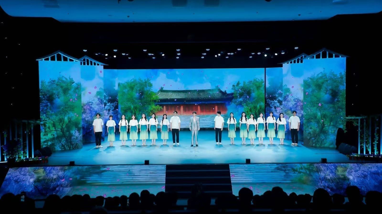 感受花与诗的浪漫!西城邀您共赴“百年丁香诗会” 感受花与诗的浪漫!西城邀您共赴“百年丁香诗会”