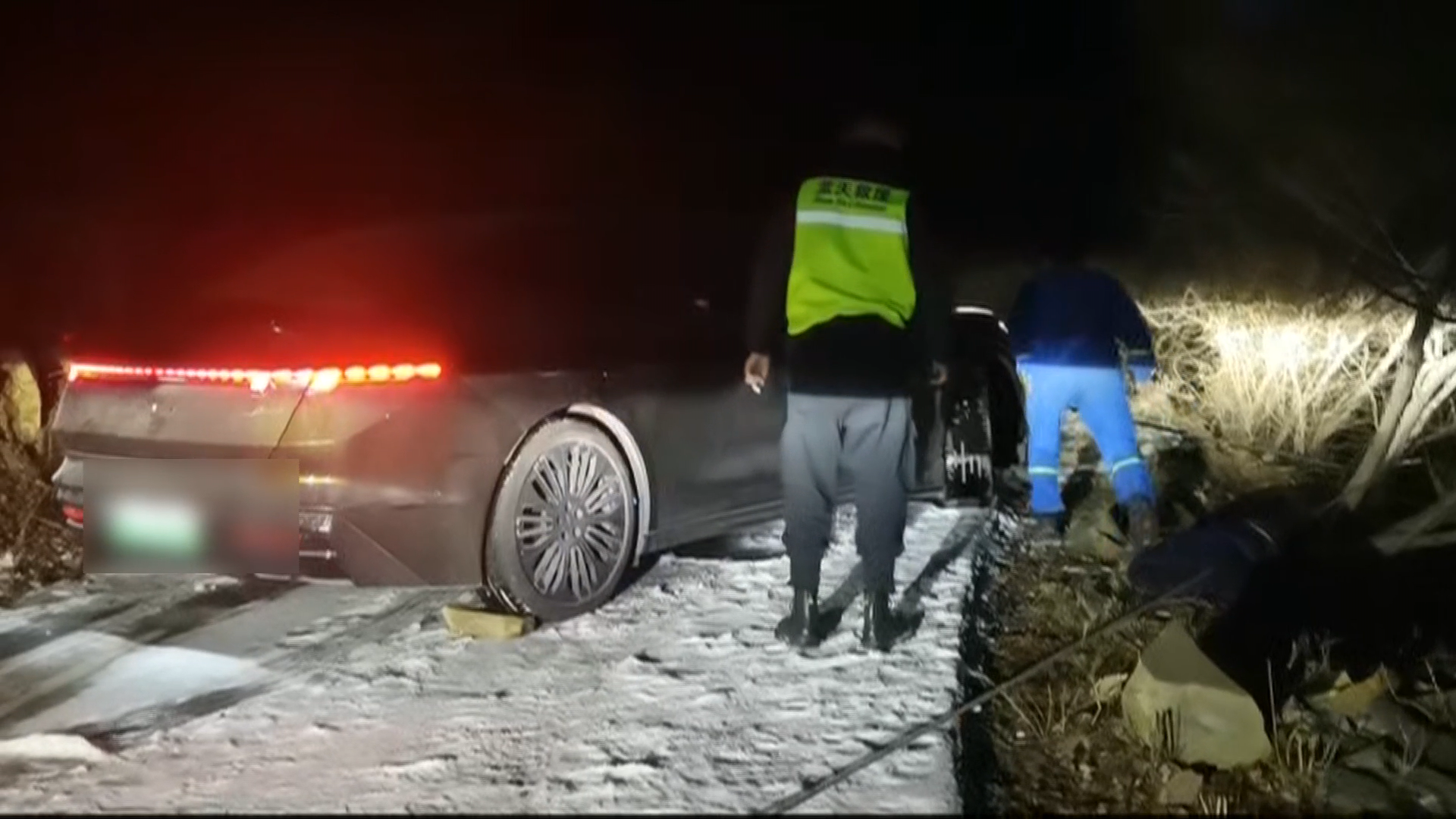 一家三口被困 蓝天救援队深夜暖心施救 一家三口被困 蓝天救援队深夜暖心施救