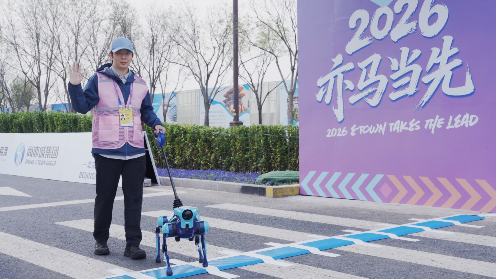 高德公开全球首款开放环境全自主具身机器人:能出门,会思考,能导盲 高德公开全球首款开放环境全自主具身机器人:能出门,会思考,能导盲