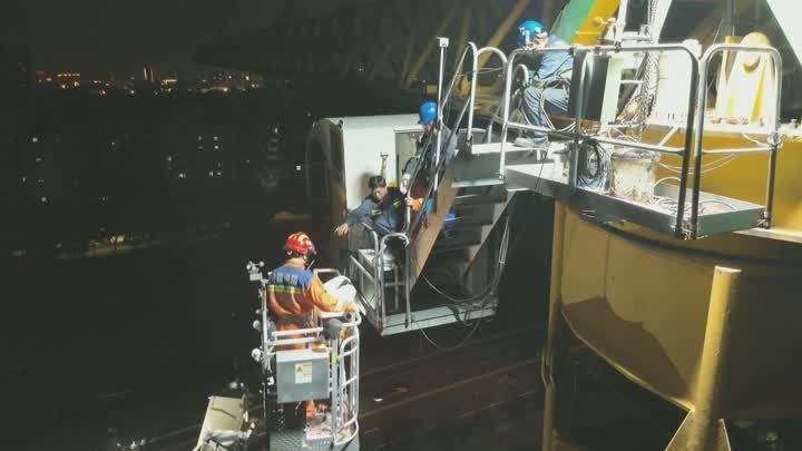 塔吊上的救援!工人中暑被困塔吊 消防“云梯+无人机”紧急救援 塔吊上的救援!工人中暑被困塔吊 消防“云梯+无人机”紧急救援