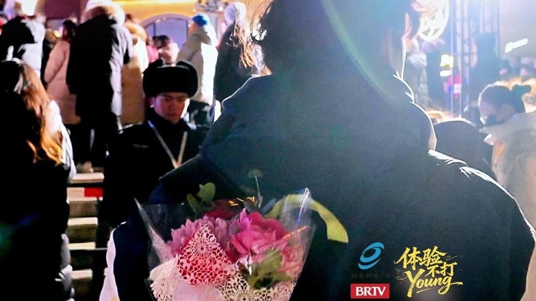 张家口妈妈跨城4小时到北京陪儿子跨年