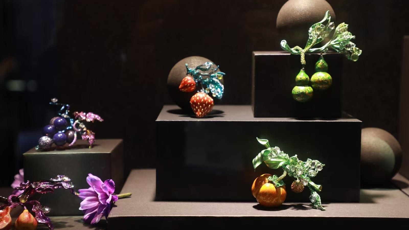 首饰能“变形”!设计师巧妙设计稳定市场 首饰能“变形”!设计师巧妙设计稳定市场