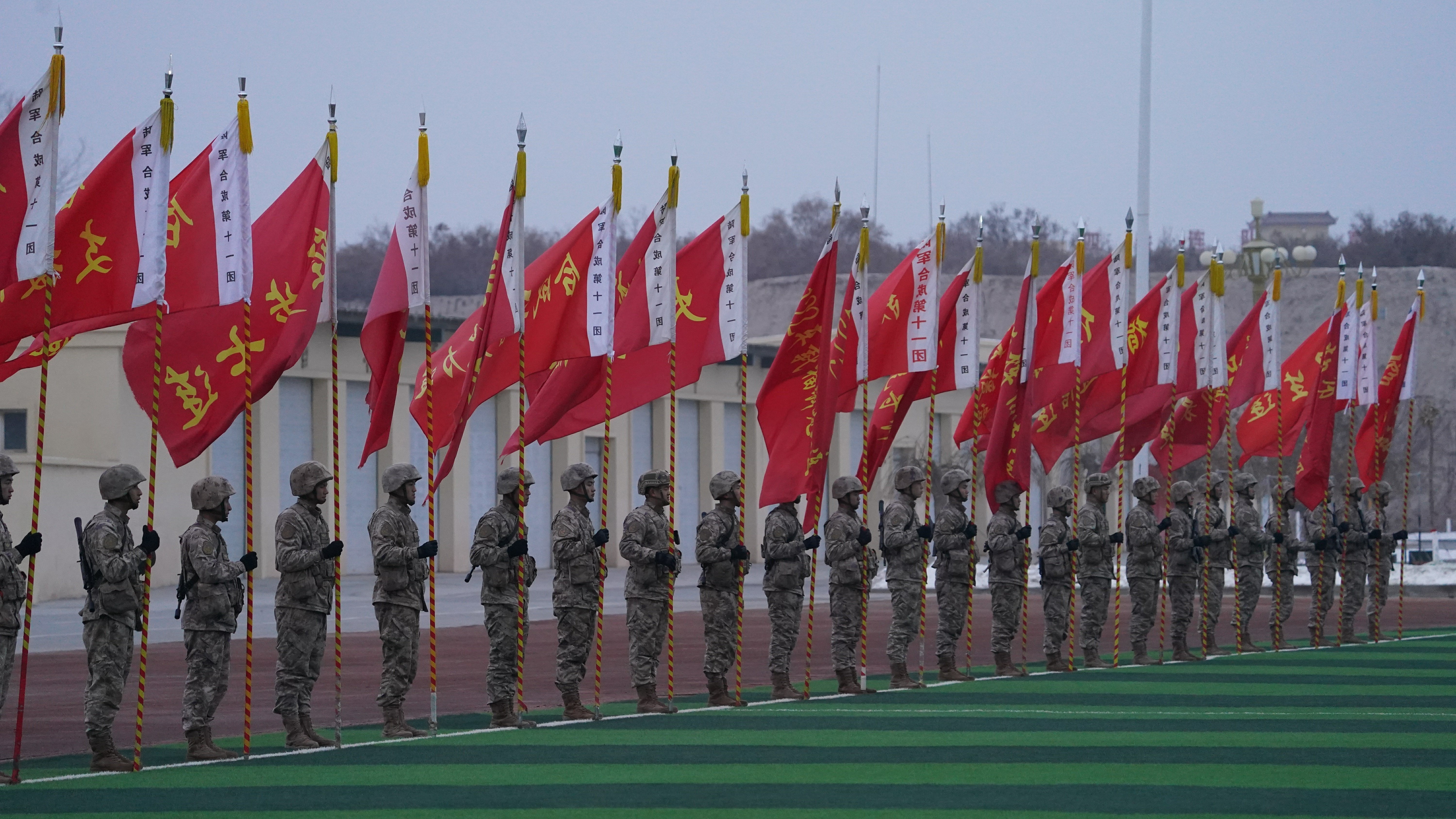 南疆军区某红军团举行2026年新年度军事训练大会暨表彰仪式