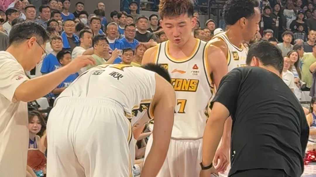 CBA季后赛总决赛 胡金秋抢篮板被撞到腹部随后倒地出现呕吐 CBA季后赛总决赛 胡金秋抢篮板被撞到腹部随后倒地出现呕吐