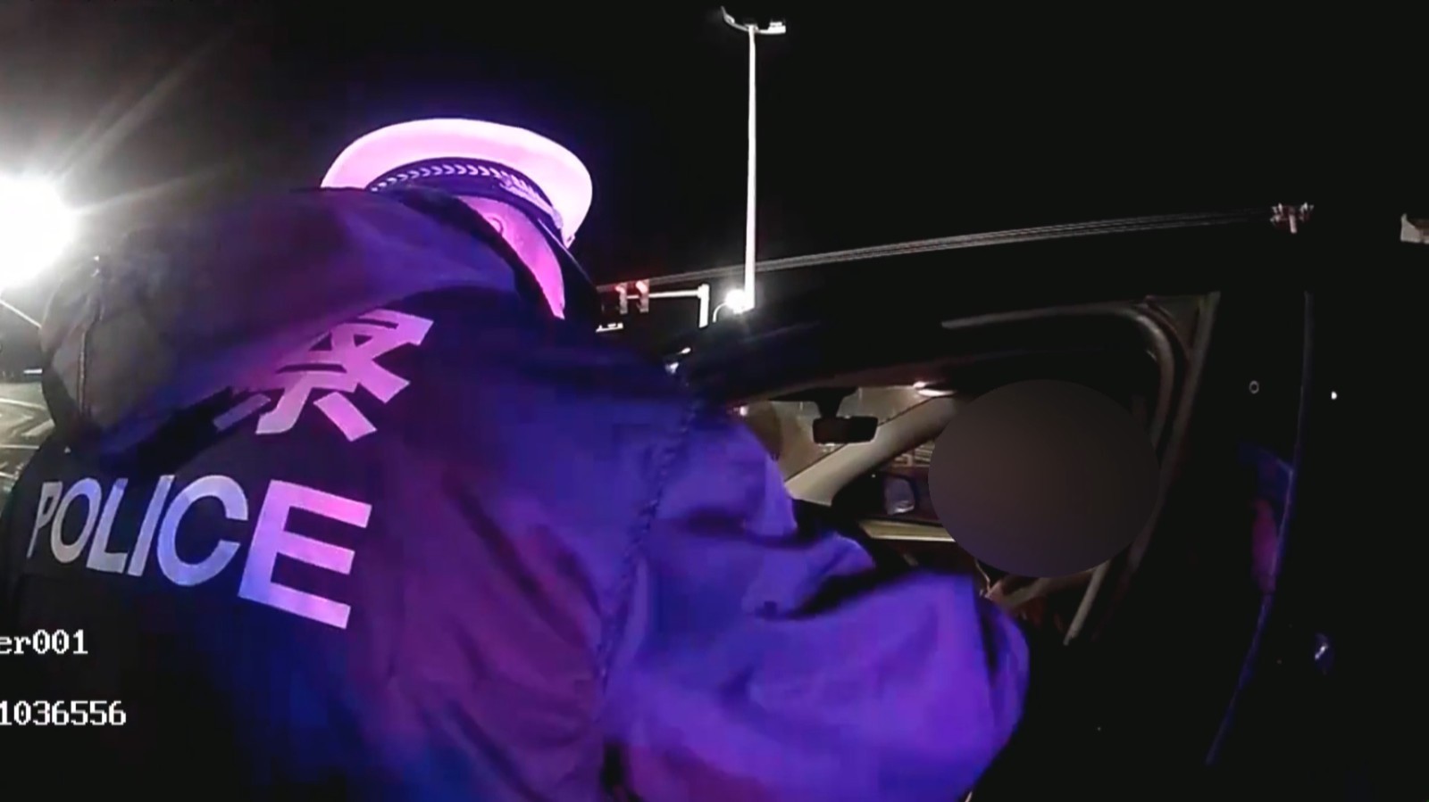男子酒驾 半夜车停路中间酣睡 男子酒驾 半夜车停路中间酣睡