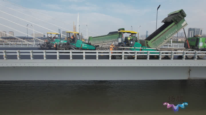 跨运河大桥桥面摊铺面层沥青 开发路东延快速化改造工程进入最后冲刺