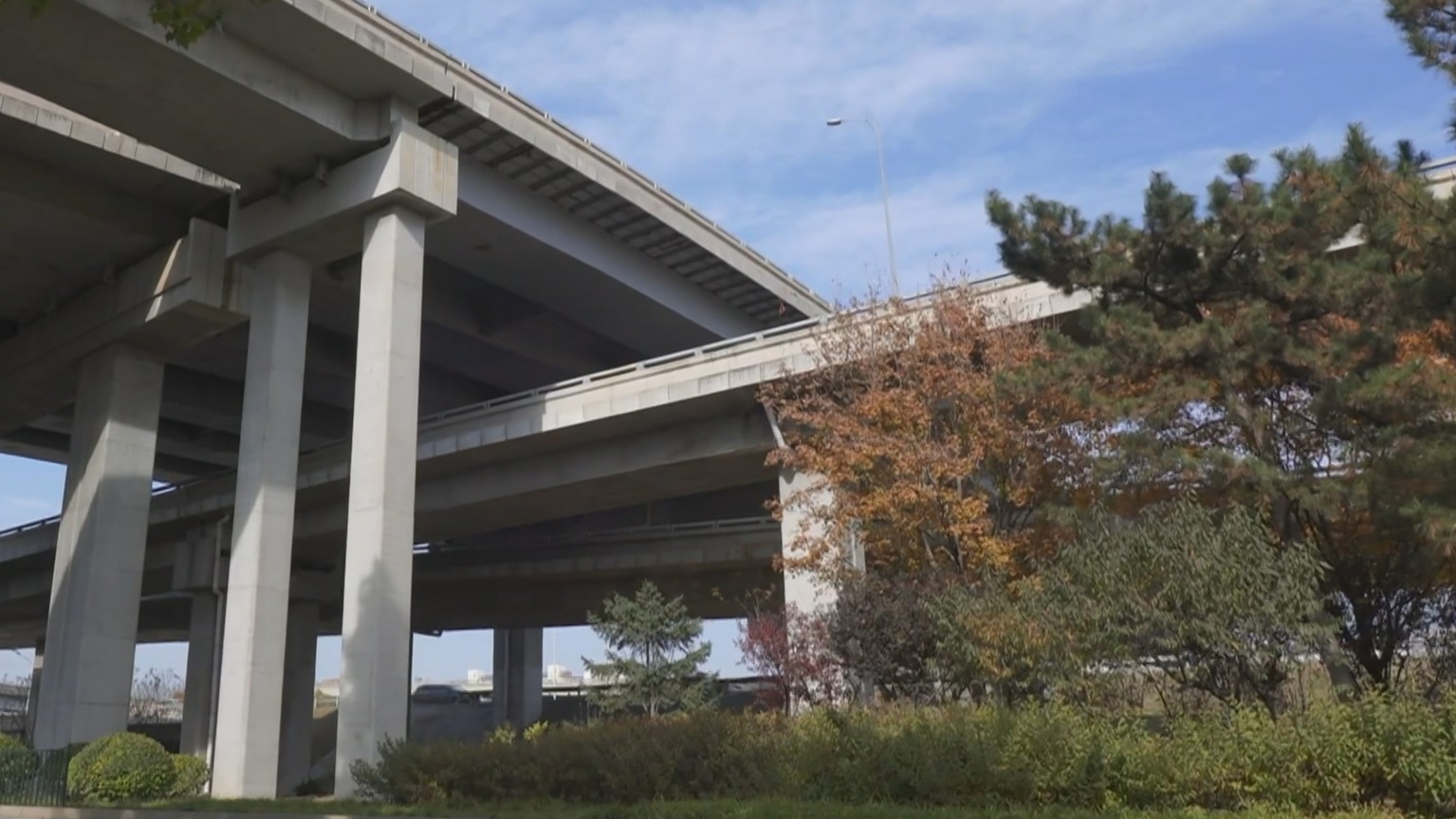 国贸桥下变身“城市客厅” 北京300处桥下空间焕发新生 国贸桥下变身“城市客厅” 北京300处桥下空间焕发新生