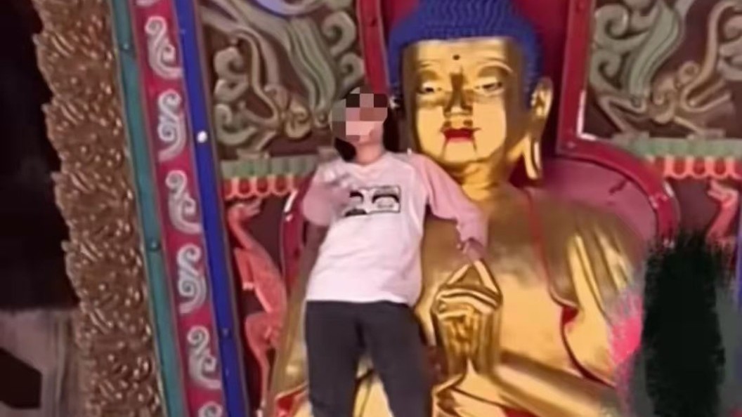 女游客攀爬佛像大闹 当地通报:已被警方带走 女游客攀爬佛像大闹 当地通报:已被警方带走