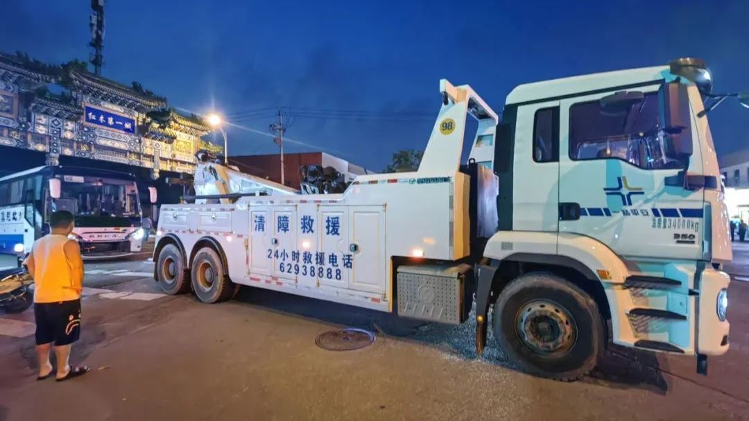 朝阳区城市管理委（区交通委）连夜抢修塌陷路面，守护城市运行安全