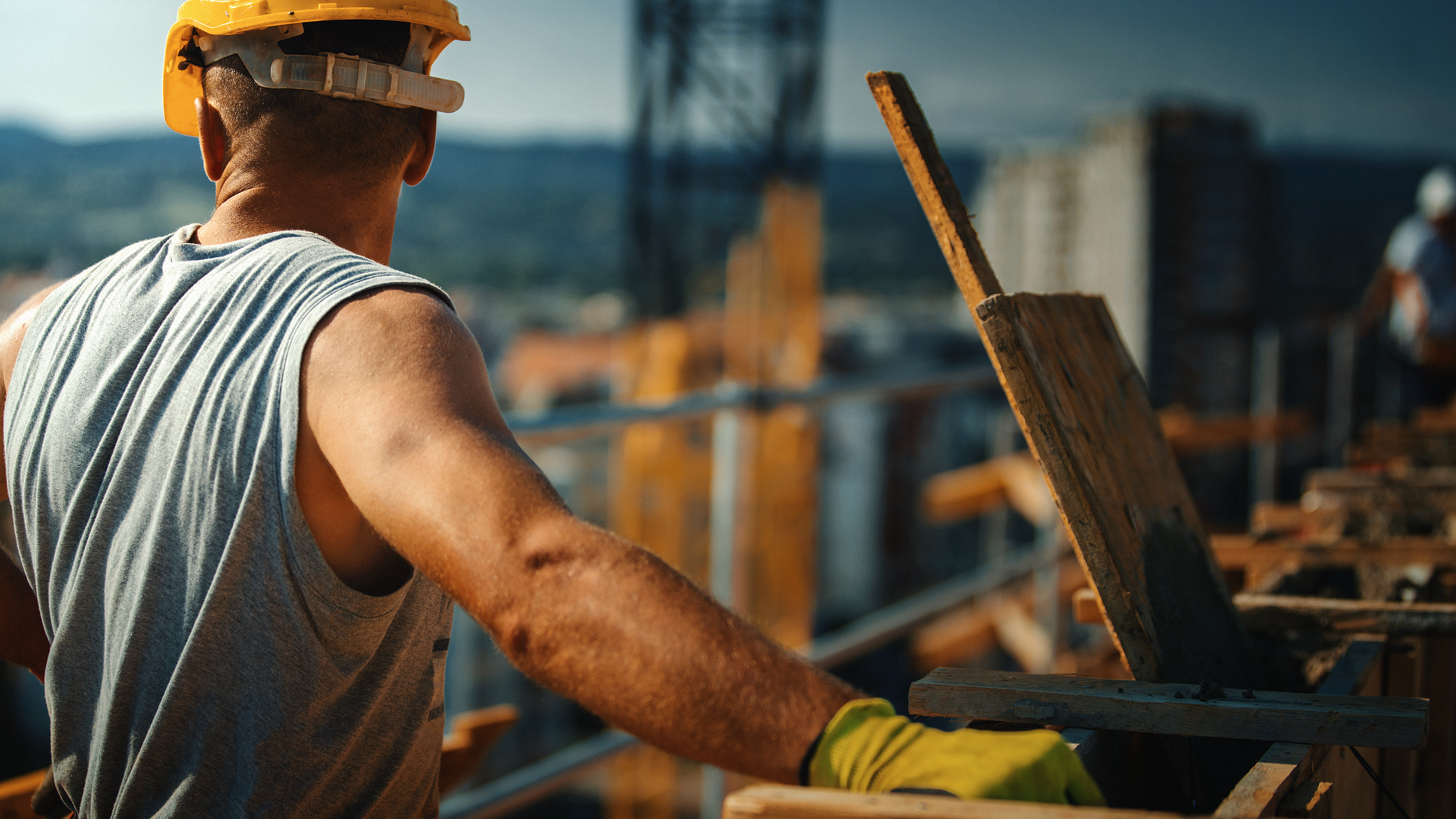 中共中央、国务院最新部署:把农民工培养成高素质现代产业工人 中共中央、国务院最新部署:把农民工培养成高素质现代产业工人