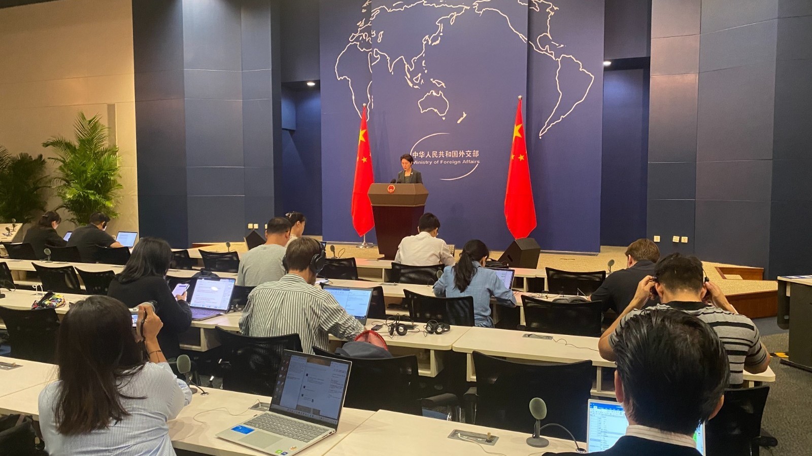 外国协会批评欧洲对华电动汽车加征关税 外交部回应 外国协会批评欧洲对华电动汽车加征关税 外交部回应