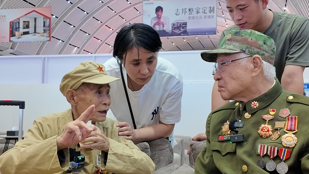 两位九旬老兵为迎接战友英魂回家重逢沈阳 叹如今中国强盛不可侵犯! 两位九旬老兵为迎接战友英魂回家重逢沈阳 叹如今中国强盛不可侵犯!