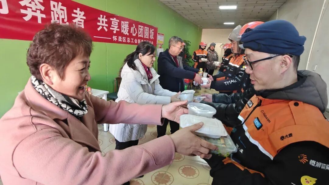 能带回家的年夜饭为外卖骑手添温暖 能带回家的年夜饭为外卖骑手添温暖